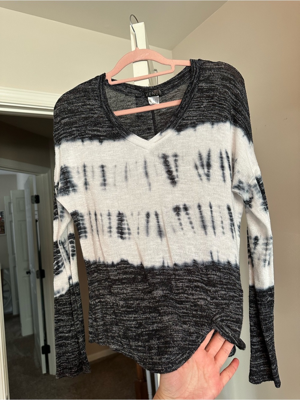 VENUS Black & White Tie-Dye V-Neck Long Sleeve Tee
